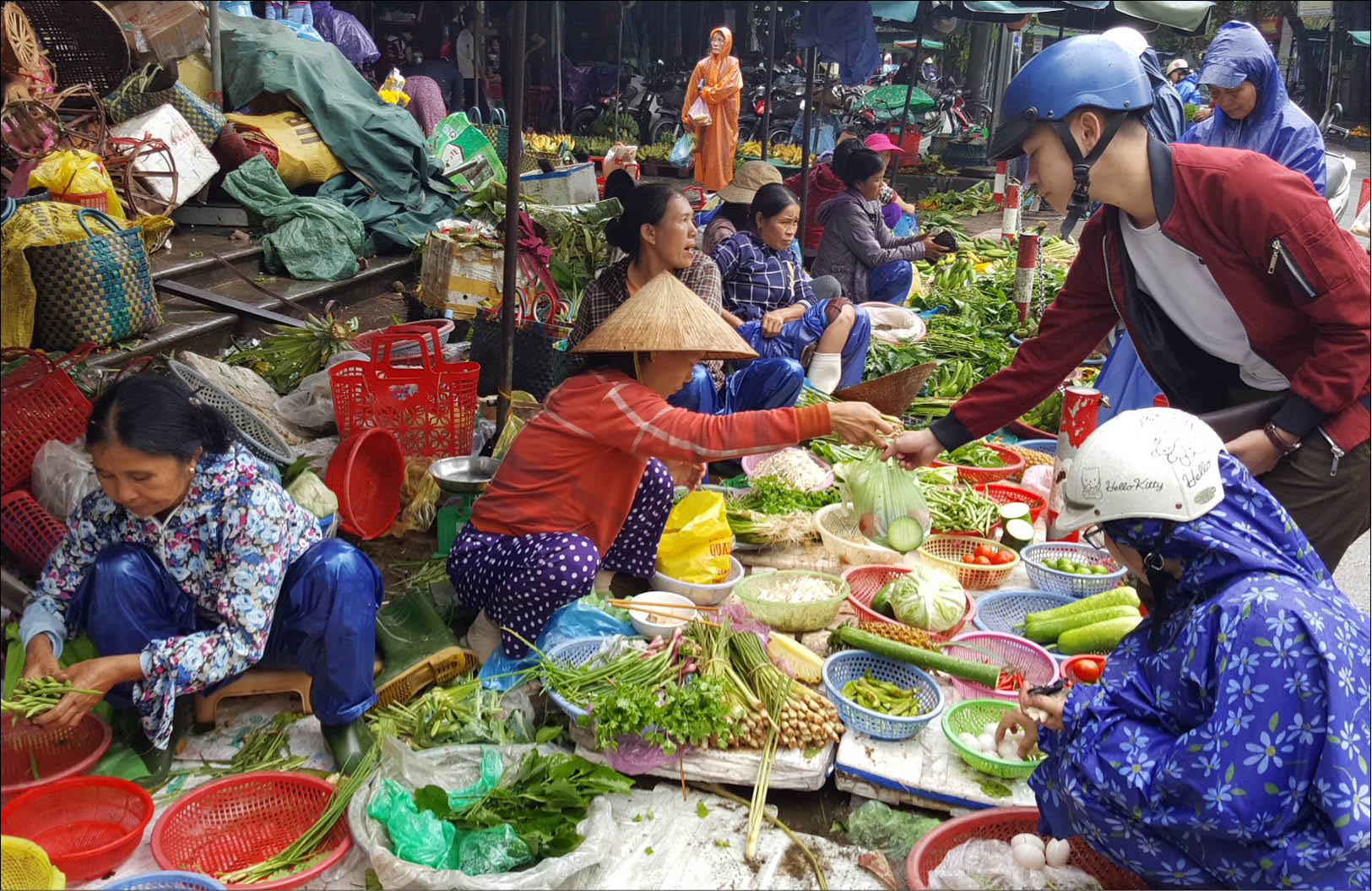 Sau lũ, rau củ quả từ ngoại tỉnh và Trung Quốc chiếm lĩnh thị trường