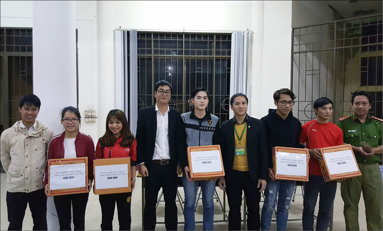 Giúp sinh viên ổn định đến trường sau lũ