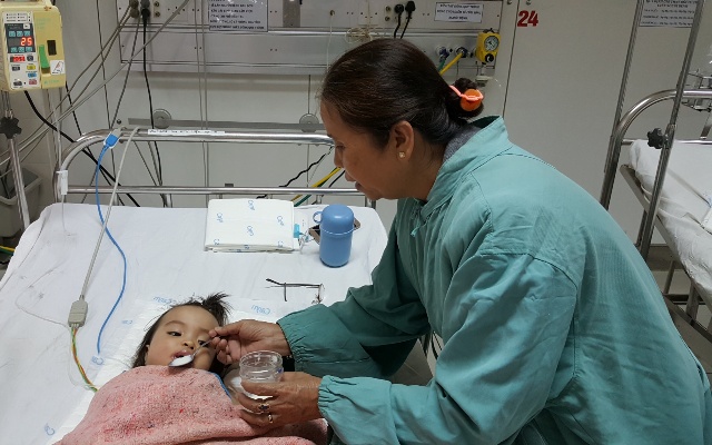 Cứu sống cháu bé mắc u quái vòm miệng nguy hiểm