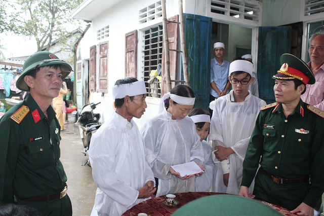 Quân khu 4 kiểm tra nhiệm vụ quân sự - quốc phòng và thăm gia đình có người thiệt mạng do lũ lụt