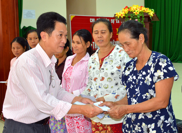 Trao quà cho người dân bị thiệt hại do lũ lụt