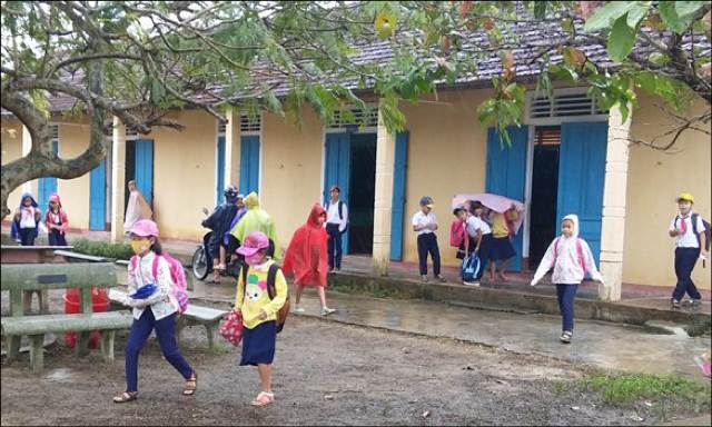 Học sinh trở lại trường sau lũ