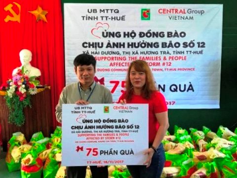 Big C Việt Nam và Central Group Việt Nam tặng 150 phần quà hỗ trợ người dân khắc phục bão lụt