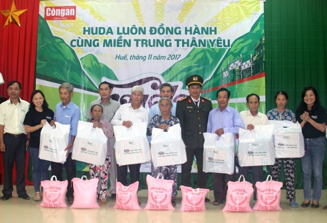 Trao 1 500 suất quà hỗ trợ người dân bị thiệt hại do mưa lũ