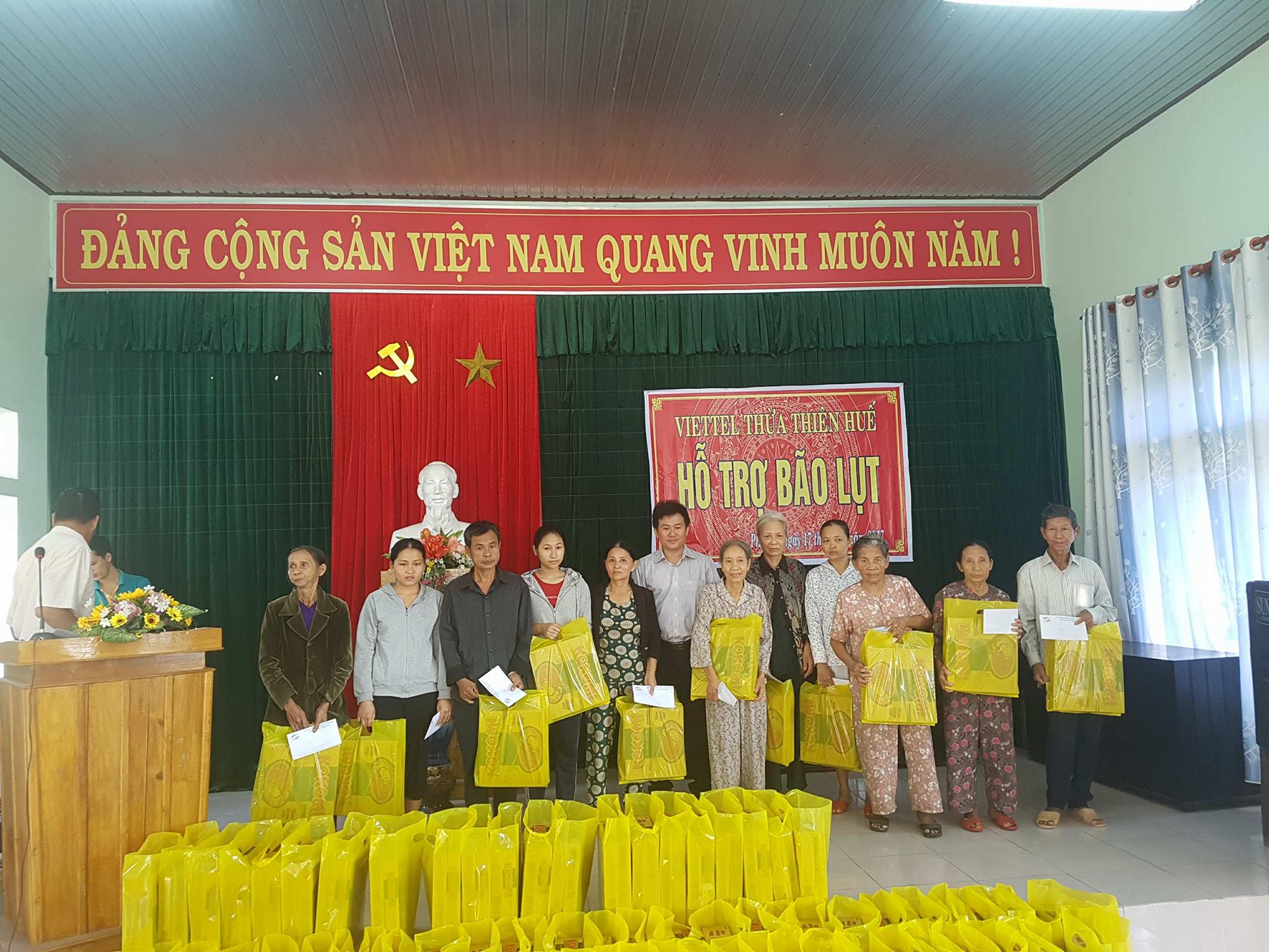 Viettel tặng 100 suất quà cho người dân xã Phú Hồ