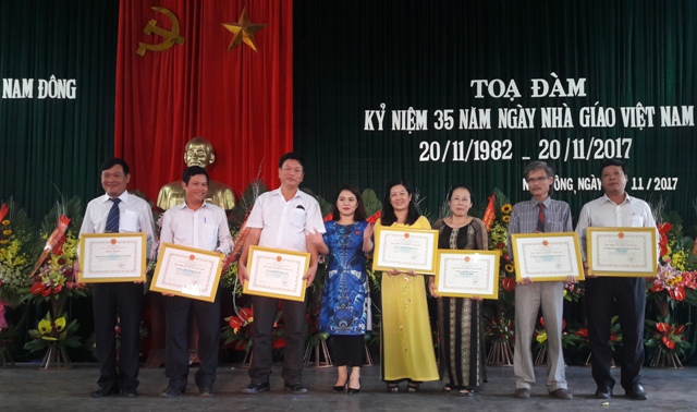 Nam Đông tuyên dương các nhà giáo trong sự nghiệp trồng người