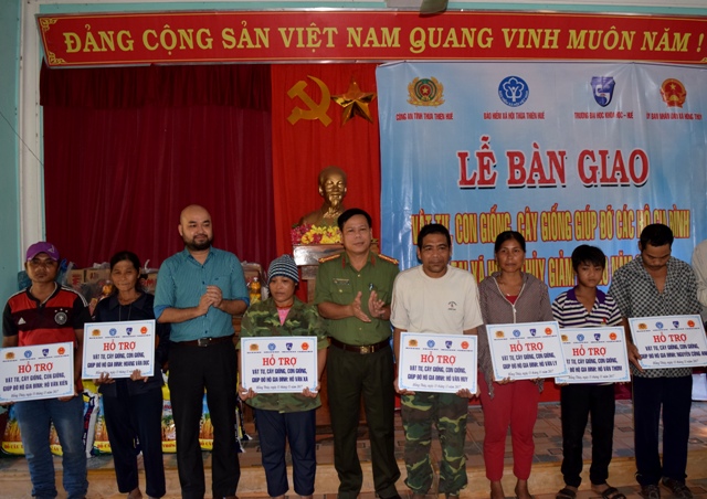 Hỗ trợ vật tư, cây, con giống cho 15 hộ nghèo xã Hồng Thủy A Lưới