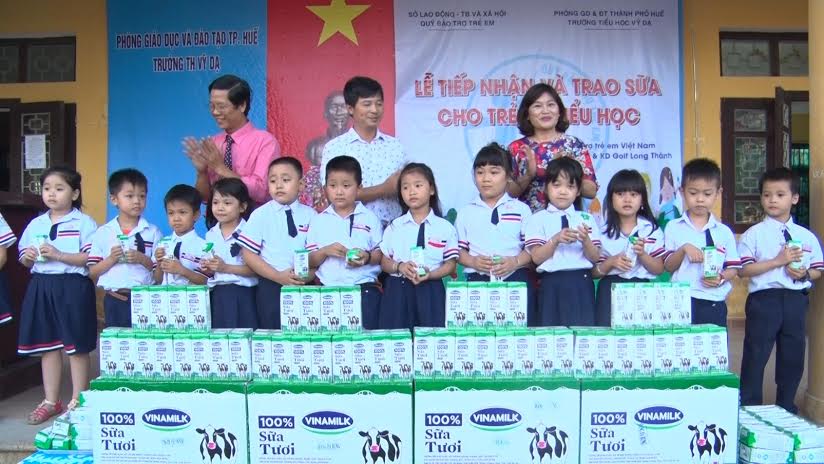 Hỗ trợ sữa miễn phí cho học sinh nghèo