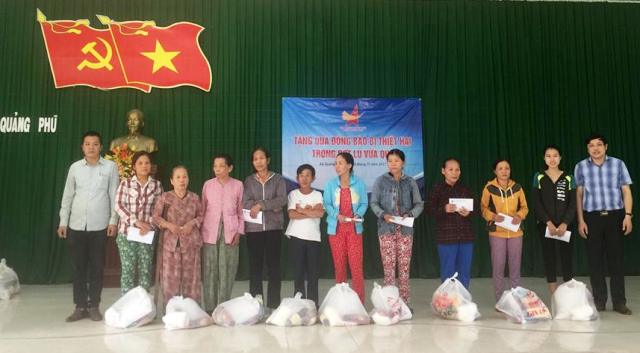 Hội Doanh nhân trẻ trao 100 suất quà cho người dân bị ảnh hưởng mưa lũ