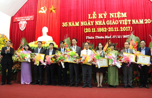 Hue University commends and rewards 150 individuals and research groups