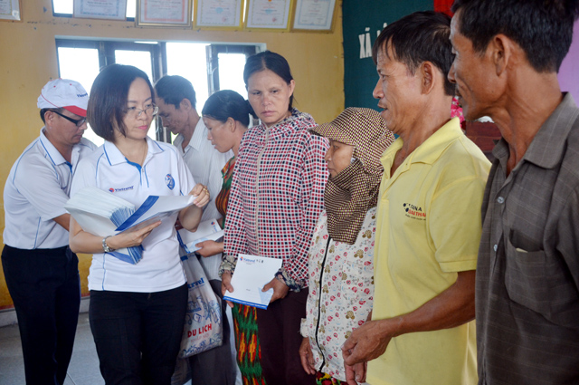 Vietravel trao 400 suất quà đến người dân vùng lũ