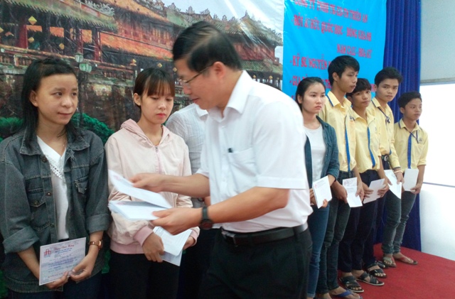 Quỹ Huế hiếu học trao 114 suất học bổng cho sinh viên nghèo vượt khó
