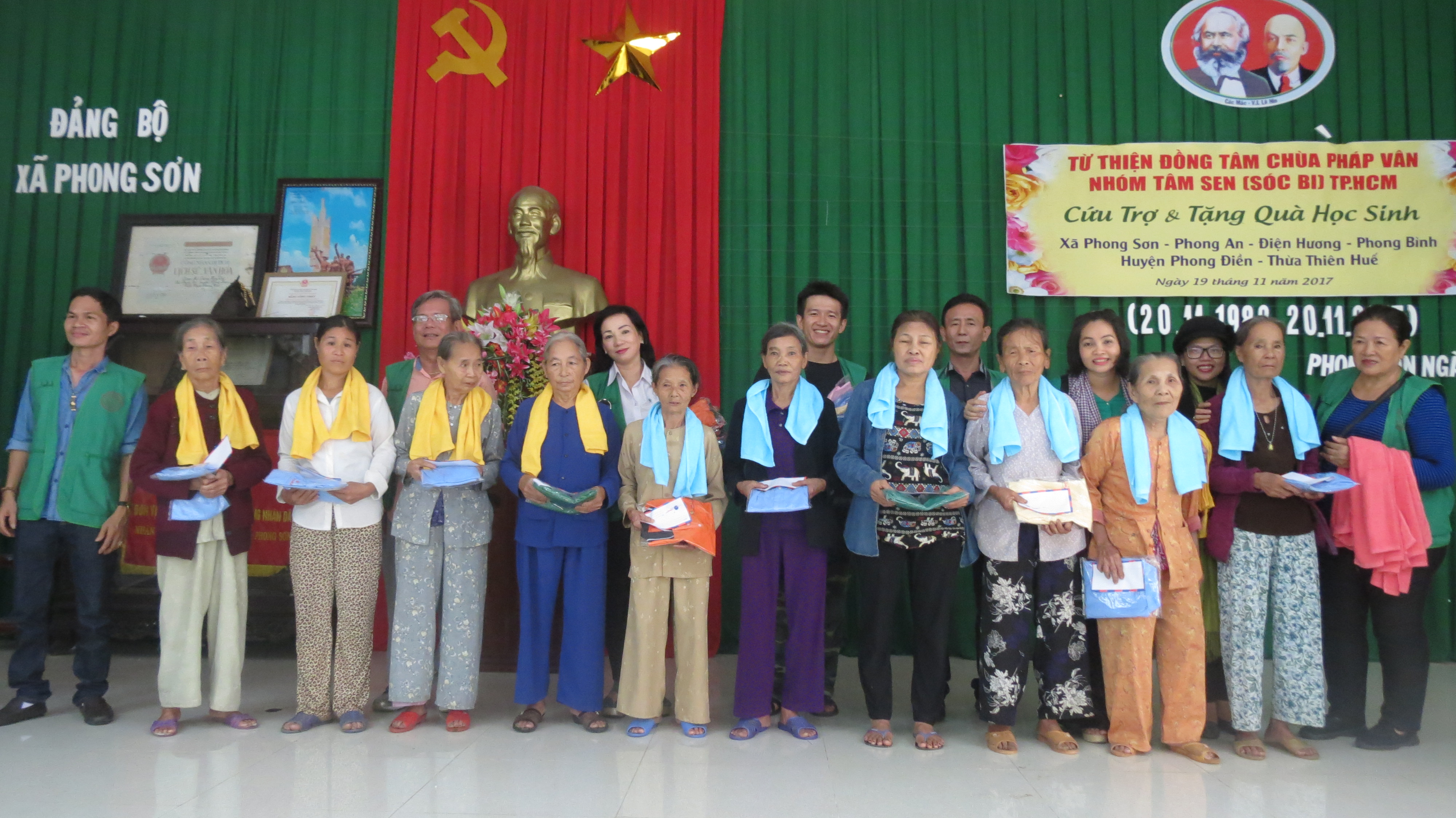 Trao 565 phần quà cho người dân Phong Điền bị ảnh hưởng lũ lụt