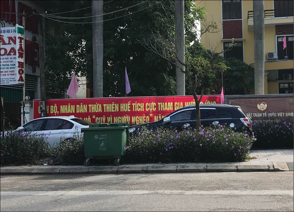 Chiếm dụng vỉa hè làm nơi đỗ ô tô