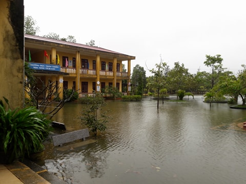 Học sinh ở những vùng thấp trũng vẫn tiếp tục nghỉ học