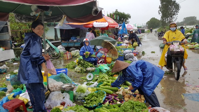 Chợ vẫn họp, giá cả ổn định