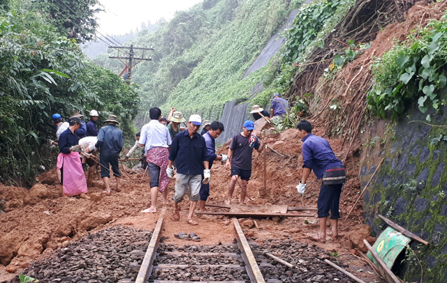 Nguy cơ tiếp tục sạt lở đèo Hải Vân nếu mưa lớn kéo dài