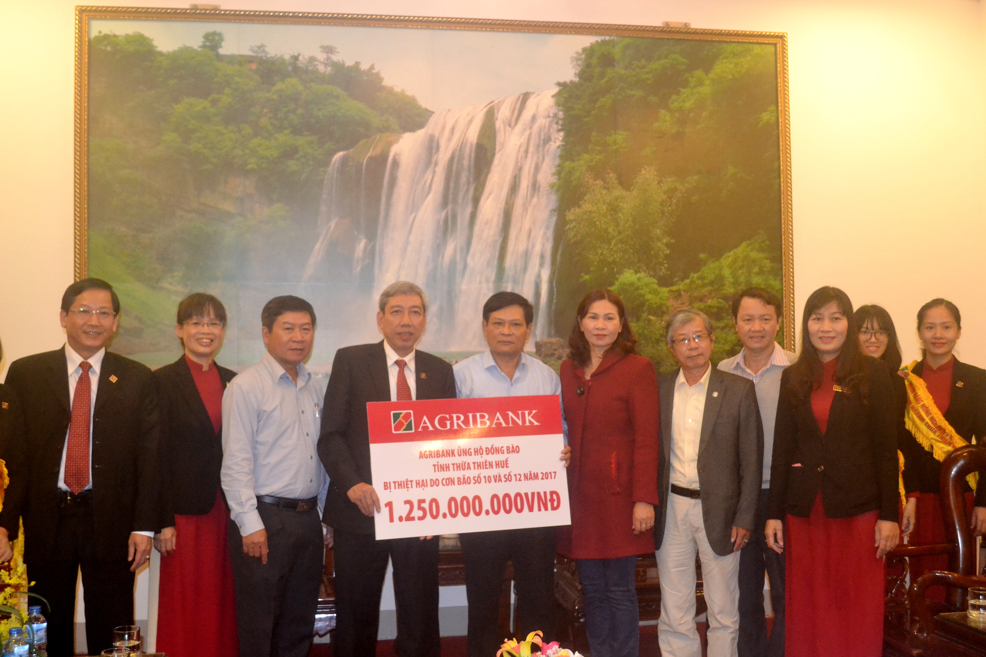 Agribank hỗ trợ người dân bị thiệt hại lũ lụt 1,25 tỷ đồng