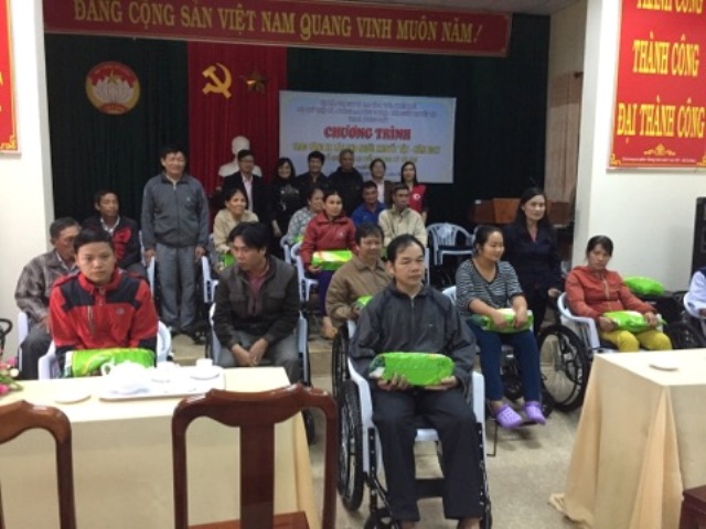 Hương Thủy Trao tặng xe lăn và gạo cho 45 người khuyết tật