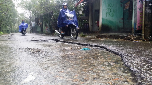 Những cạm bẫy trên đường sau mưa lũ