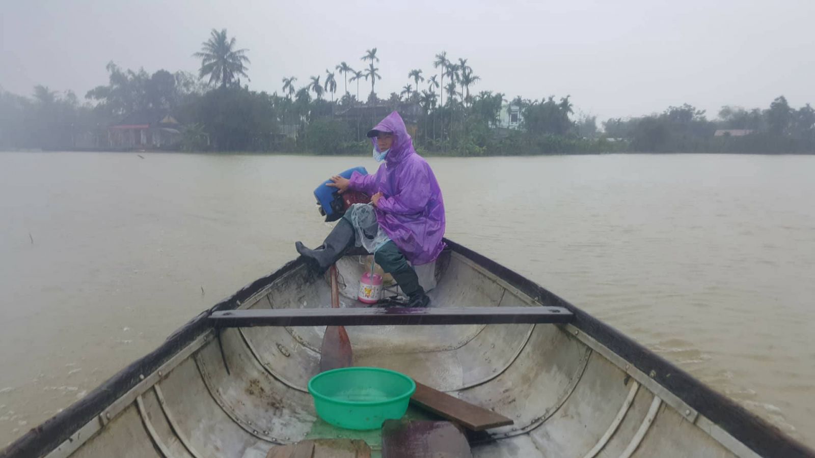 Người hùng đưa thuyền giúp dân vượt lũ