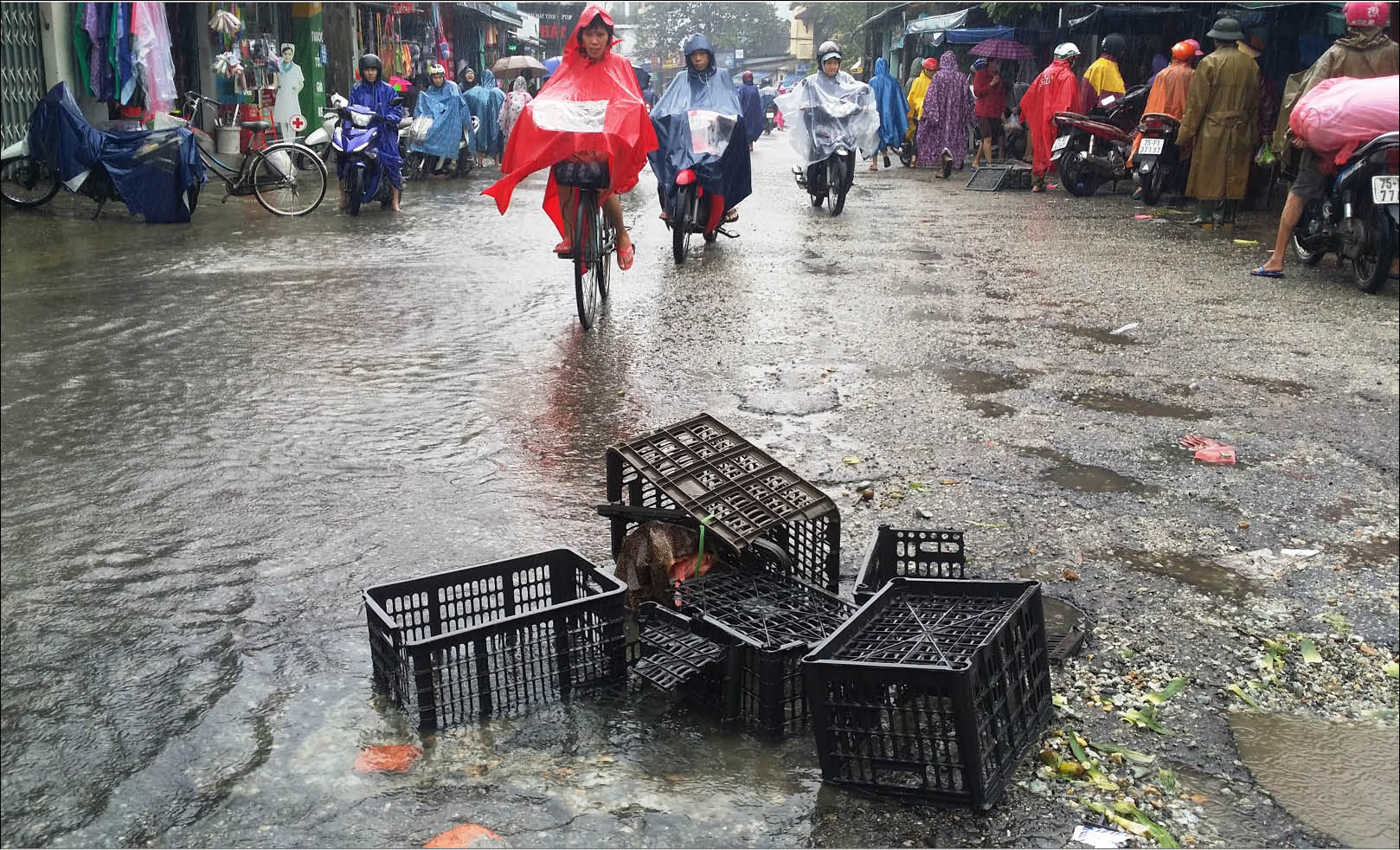 Đường phố xuống cấp giữa mùa mưa