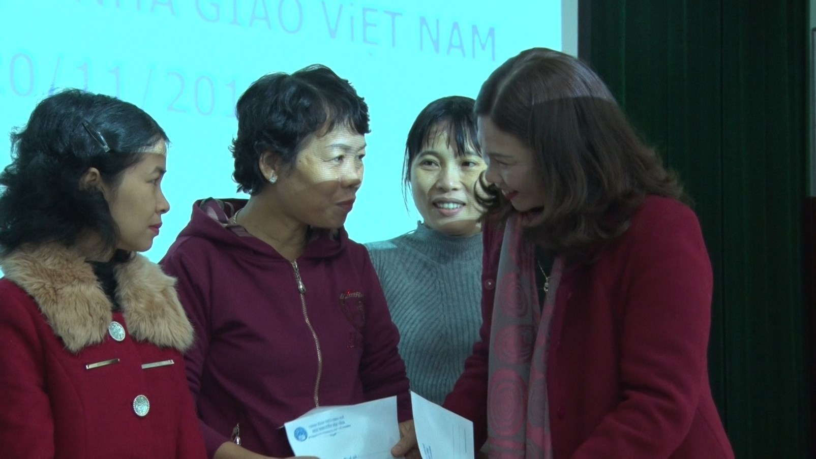 Trao 25 suất quà hỗ trợ giáo viên thiệt hại do lũ