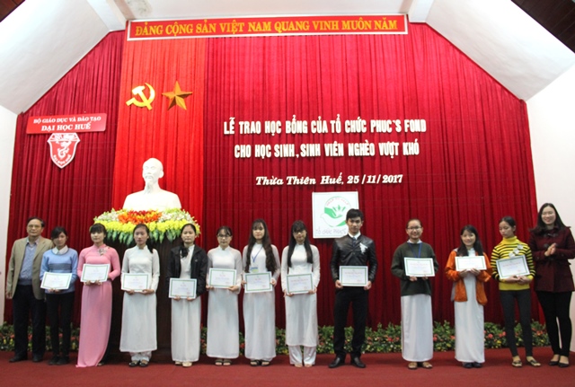 Trao 93 suất học bổng cho học sinh, sinh viên nghèo