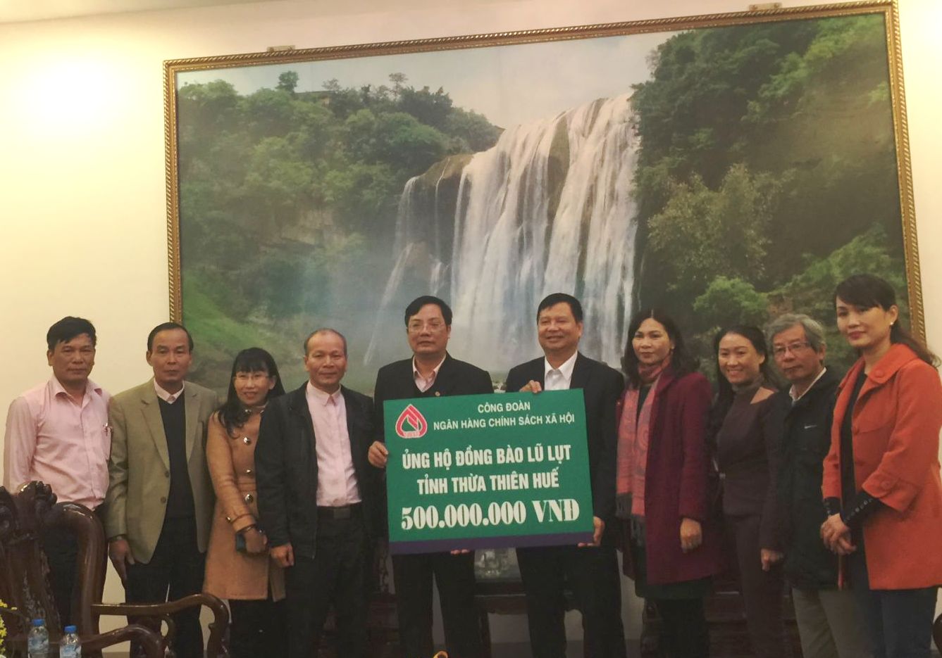 VBSP trao 500 triệu đồng ủng hộ người dân bị thiệt hại do lụt bão