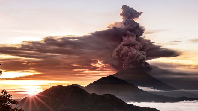 Indonesia nâng cảnh báo núi lửa Agung, yêu cầu người dân sơ tán