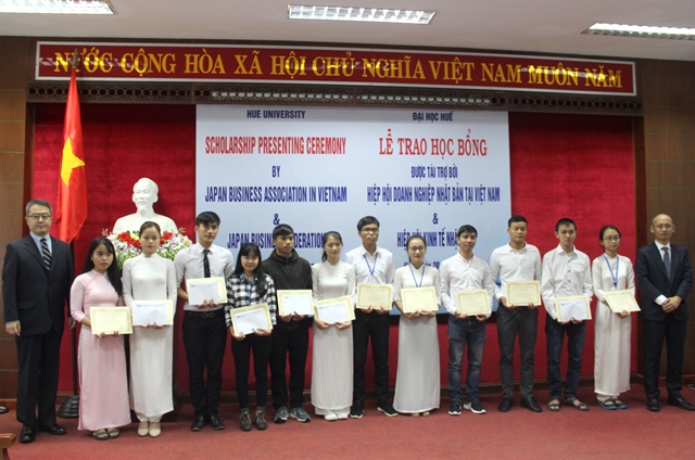 Trao 24 suất học bổng cho sinh viên Đại học Huế