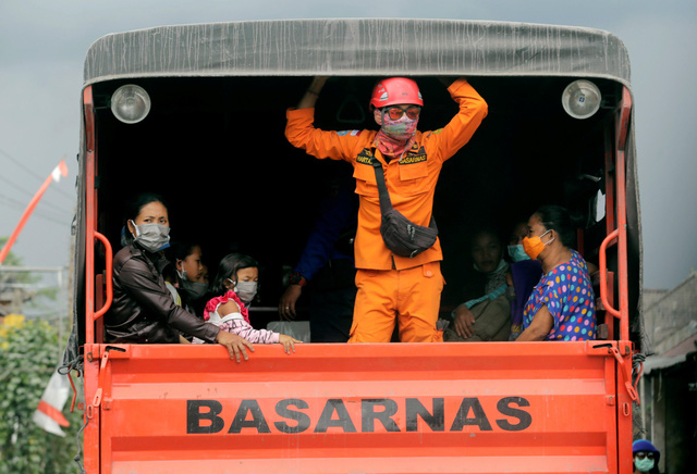 Indonesia tăng thêm 100 xe buýt chở du khách khỏi Bali