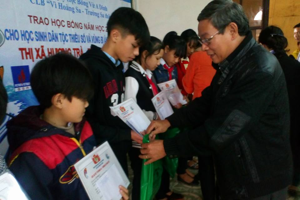 Trao tặng 105 suất học bổng cho học sinh vùng lũ