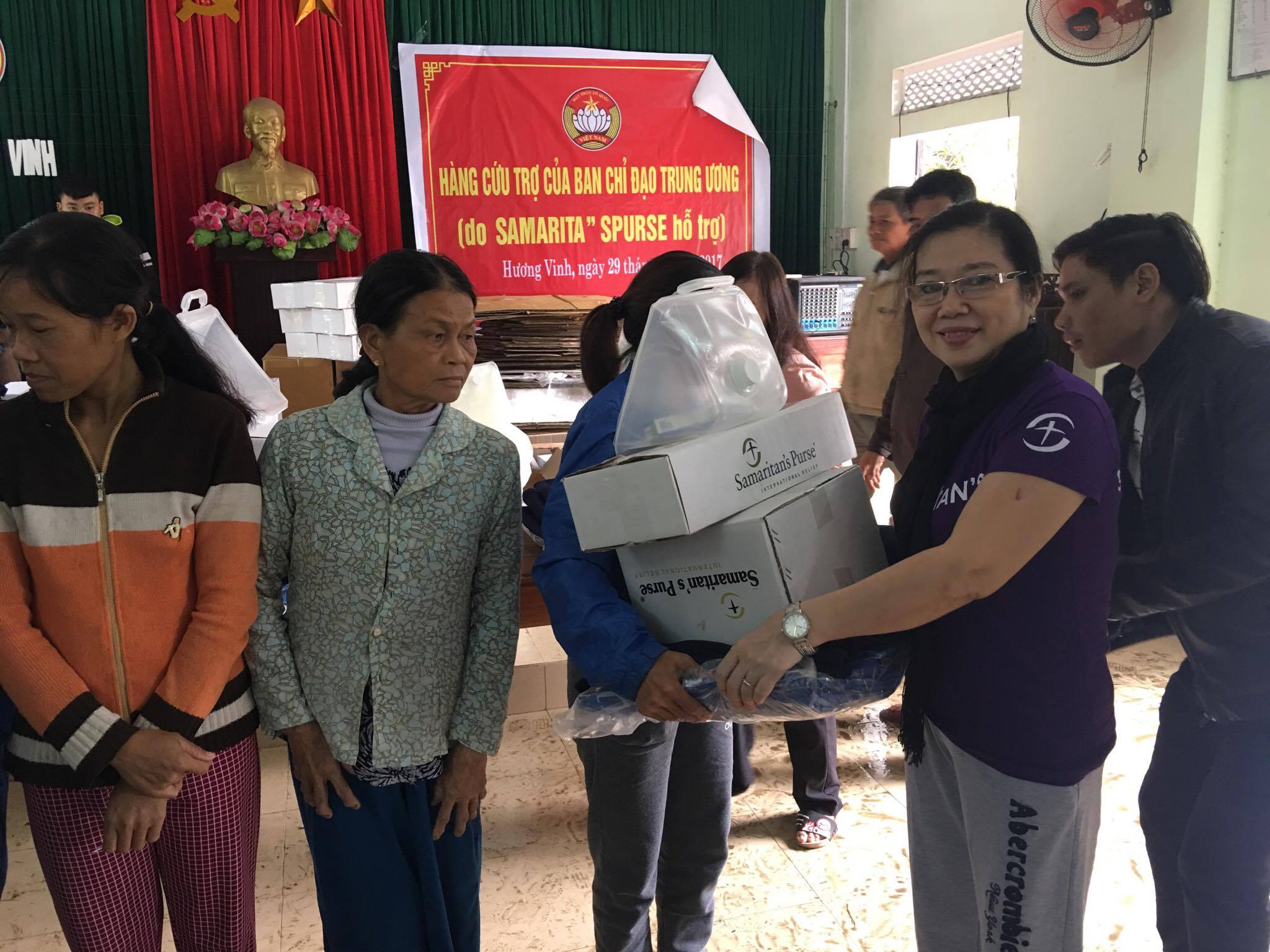 Tặng quà cho 954 hộ dân ở Hương Trà