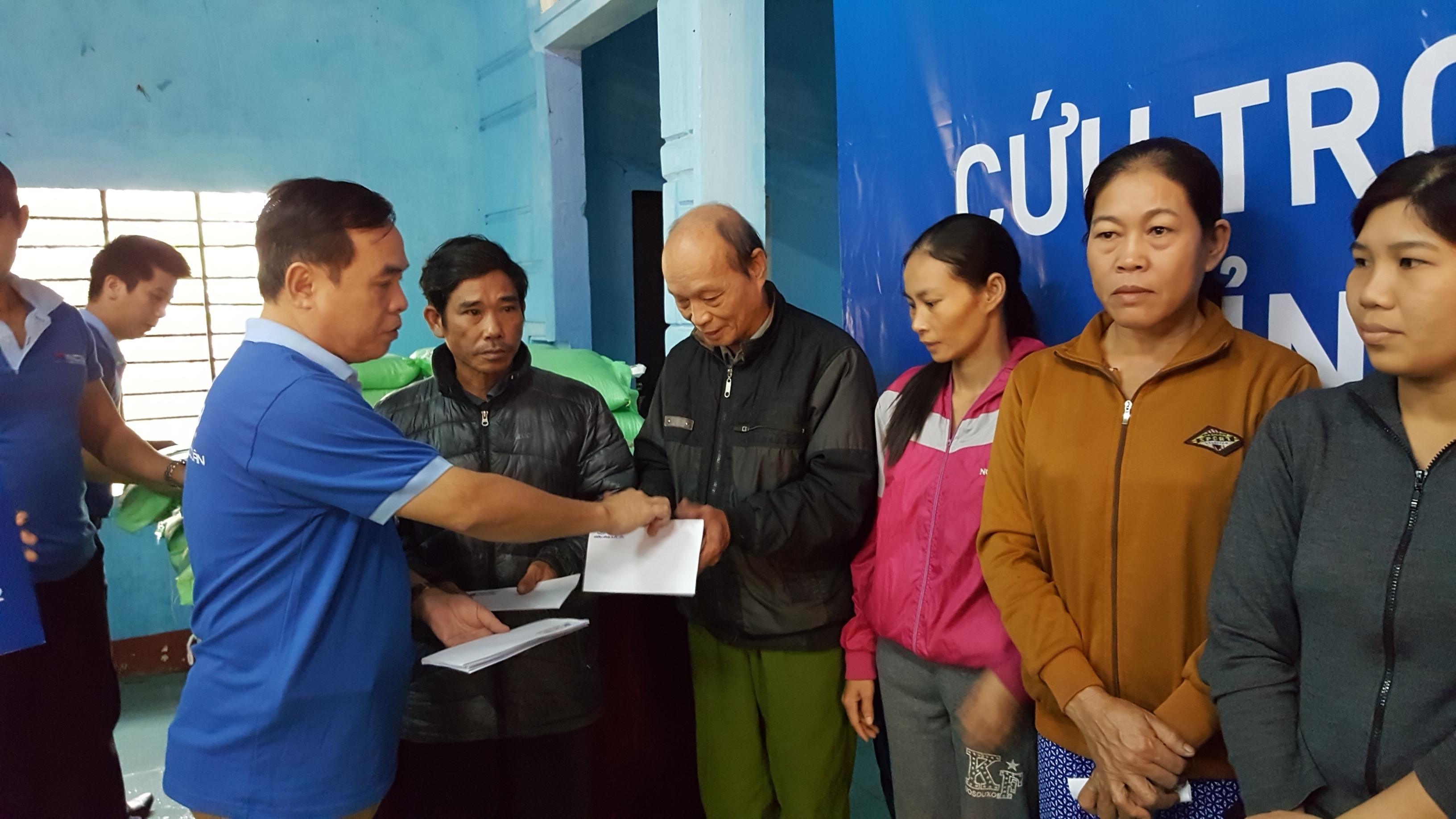 Trao 400 suất quà cho người dân Hương Trà và Hương Thủy