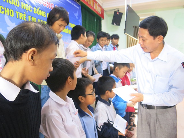 Trao 100 suất học bổng cho trẻ khuyết tật