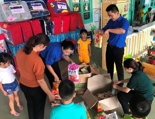 Công ty Điện lực tỉnh trao 40 phần quà cho trẻ em vùng cao