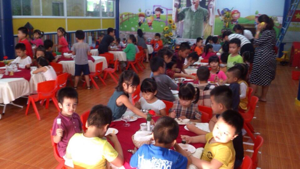 Trả lương cho cấp dưỡng bằng đóng góp của phụ huynh và các nguồn thu hợp pháp khác