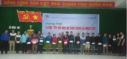 Trao 100 triệu đồng cho các hộ dân bị ảnh hưởng lũ lụt tại Quảng Điền