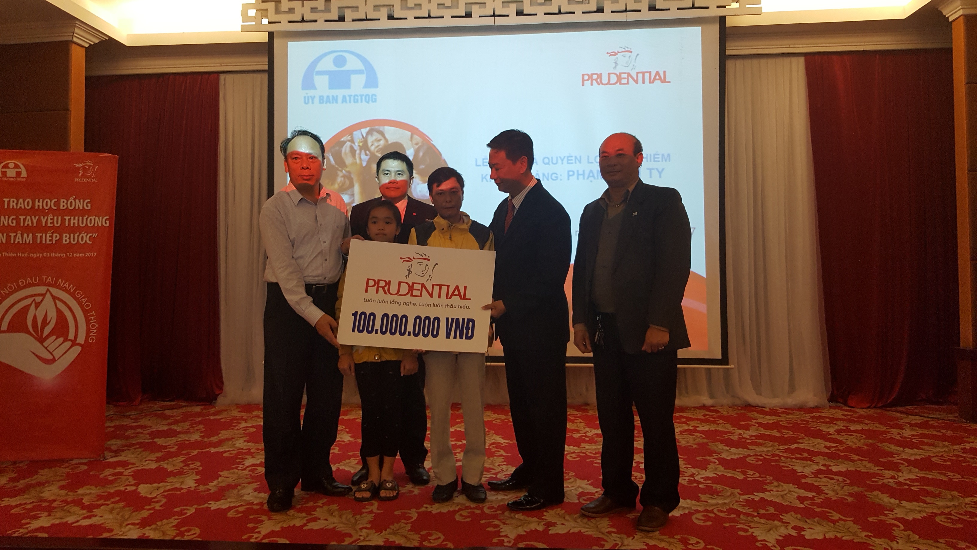 BHNT Prudential Việt Nam trao học bổng cho 24 học sinh là con nạn nhân bị tai nạn giao thông