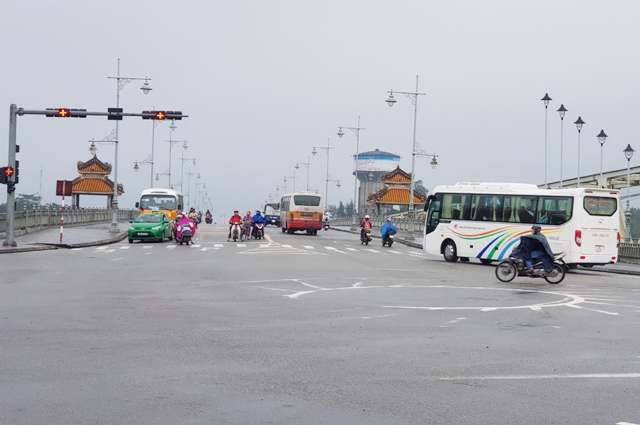 Tháo dỡ vòng xuyến phía bắc cầu Dã Viên