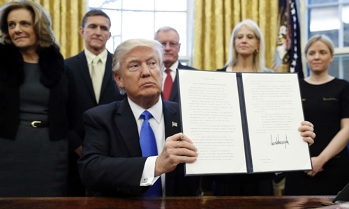Tòa án tối cao Mỹ cho phép Trump áp dụng lệnh cấm nhập cảnh