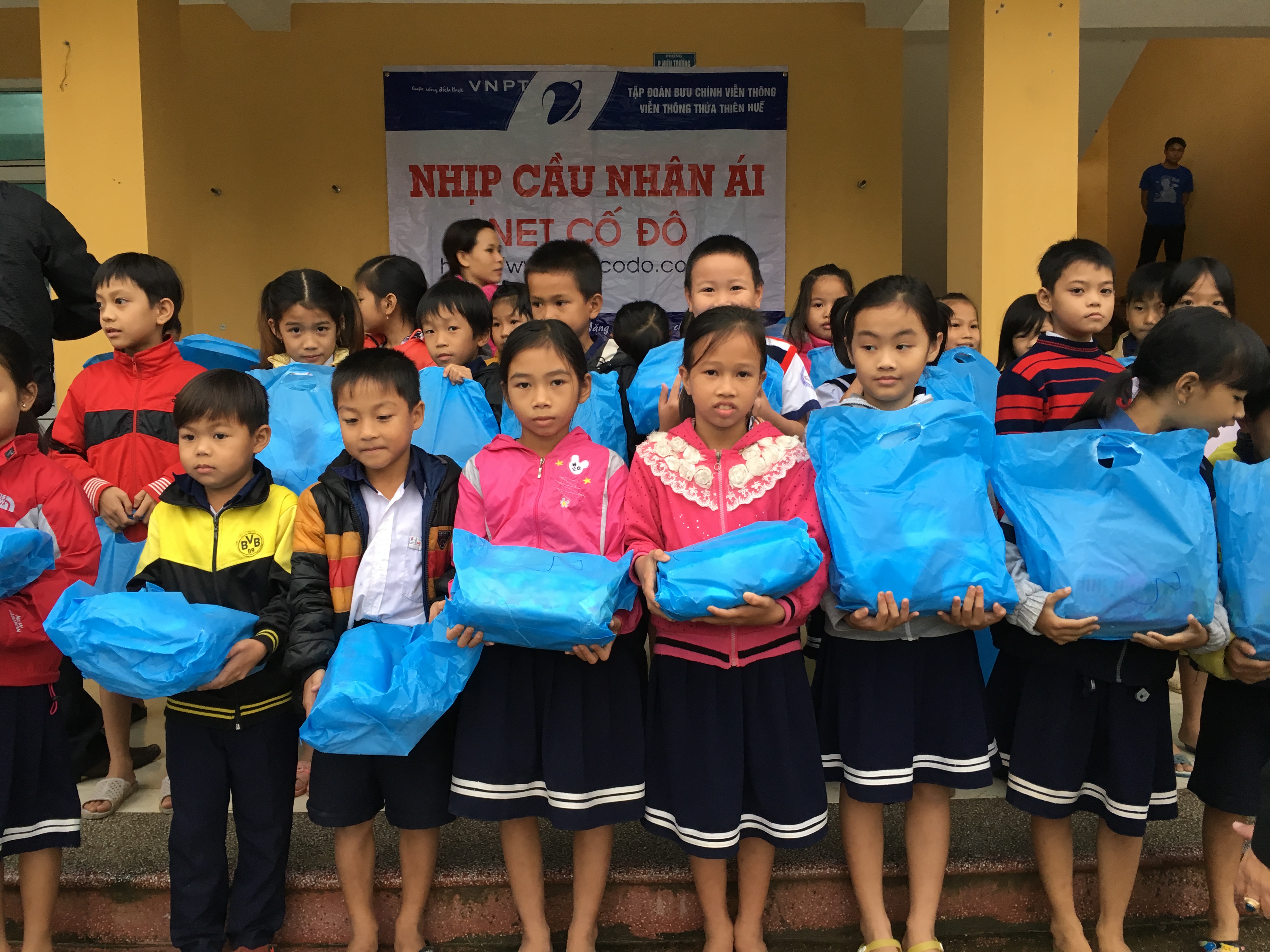 Trao 234 suất quà cho học sinh xã Quảng Thọ