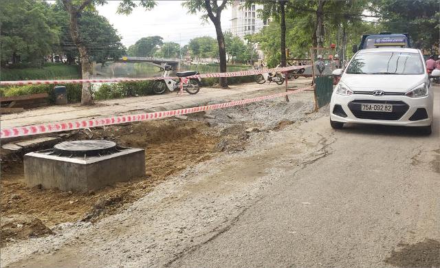 Hố ga cao hơn mặt đường gây nguy hiểm