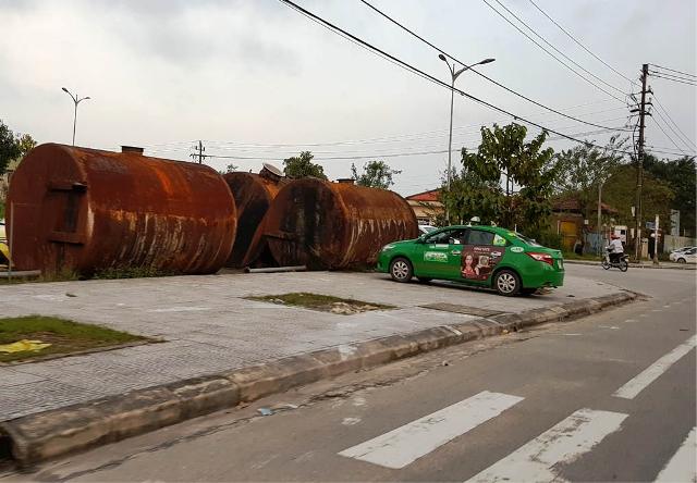 Hình ảnh chưa đẹp trên đường vào sân bay Phú Bài