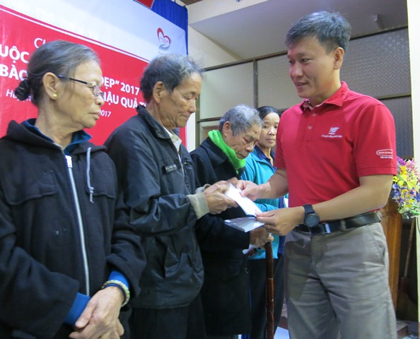 Dai-ichi Việt Nam chia sẻ khó khăn với người dân vùng lũ