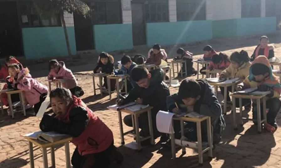 Trung Quốc Điều tra các trường để học sinh ngồi học ngoài trời đông giá