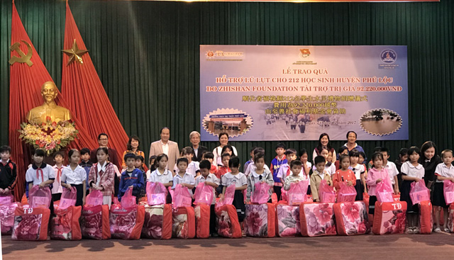 Tổ chức CI trao 212 suất quà cho học sinh bị ảnh hưởng lũ lụt