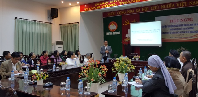 Vận động người nhiễm HIV AIDS mua bảo hiểm y tế