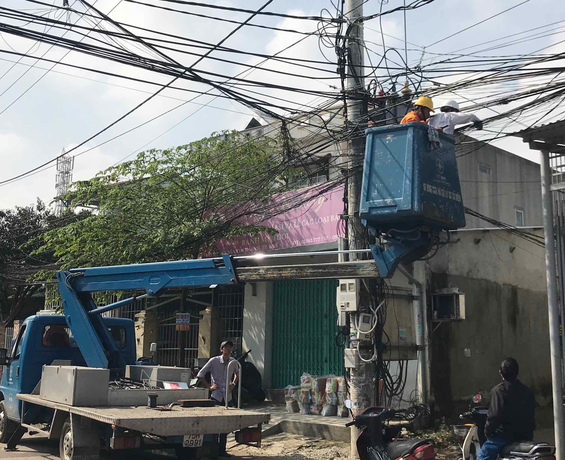 Tháo hạ cáp vô chủ tại một số tuyến đường ở TP Huế